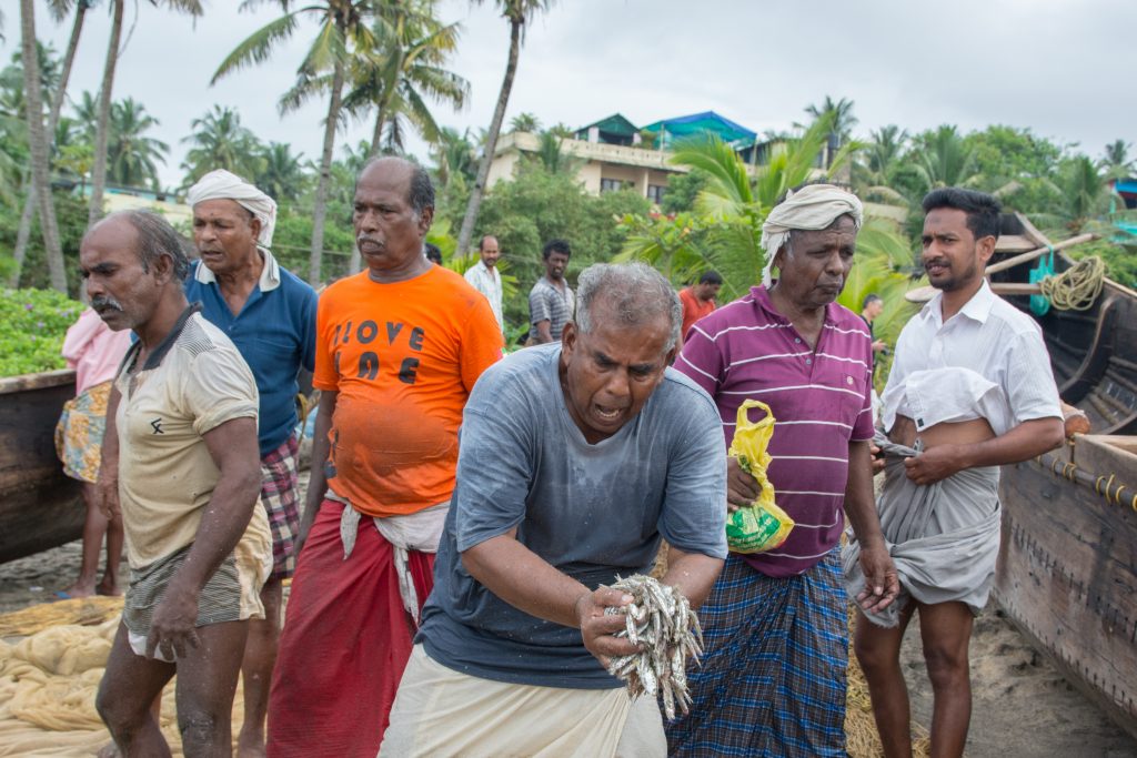 Fischer in Südindien mit Tagesfang